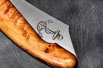 couteau personnalisé gravure laser sur lame
