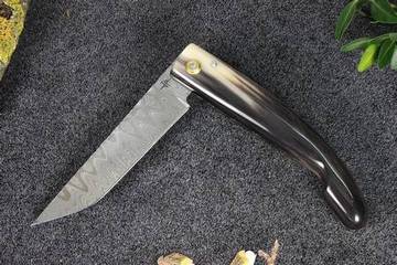 couteau Montségur Prestige damas carbone corne jaspée noire