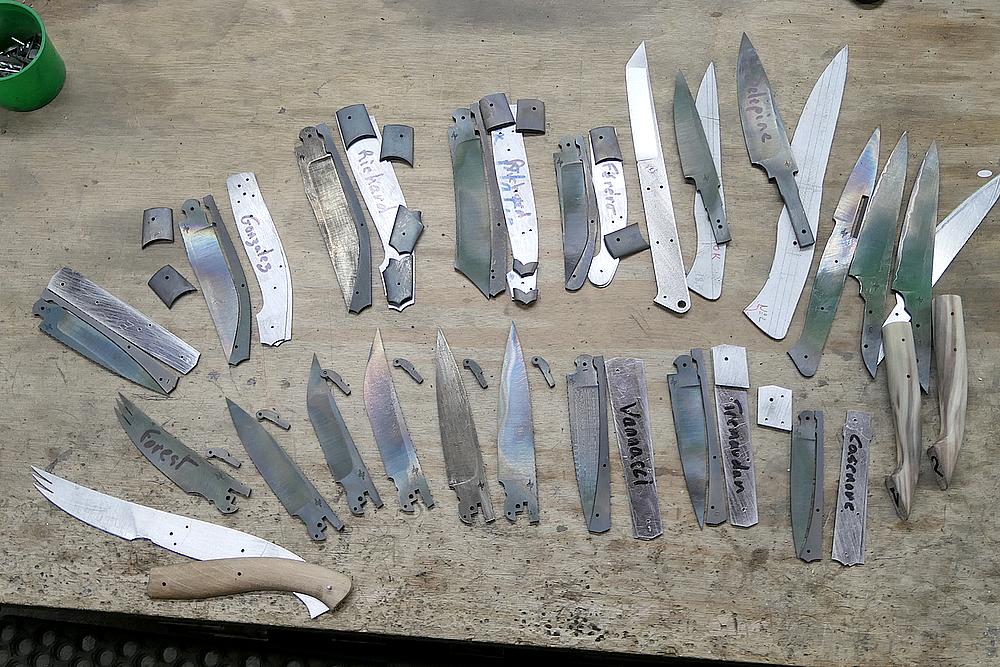 Commandes de couteaux en cours de fabrication