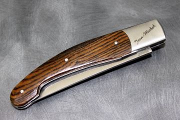Couteau artisanal gravure laser personnalisée sur modèle Baroudeur