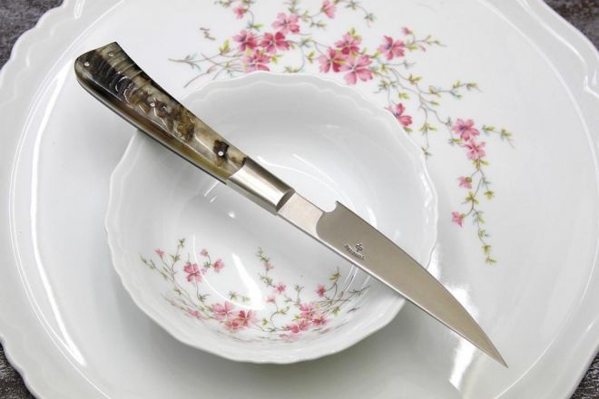 Couteau de table L\'As de table acier Alenox18cr corne de bélier