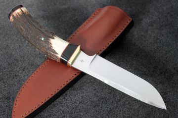 Couteau bushcraft \"Le Trapu\" manche bois de cerf lame acier carbone