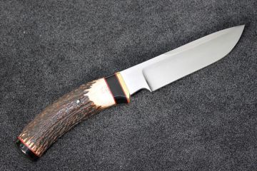 Couteau bushcraft \"Le Trapu\" manche bois de cerf lame acier carbone