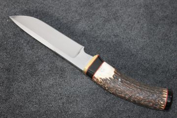 Couteau bushcraft \"Le Trapu\" manche bois de cerf lame acier carbone