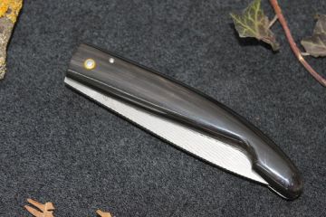Couteau capucin lame damas VG10 Le Berger manche corne noire