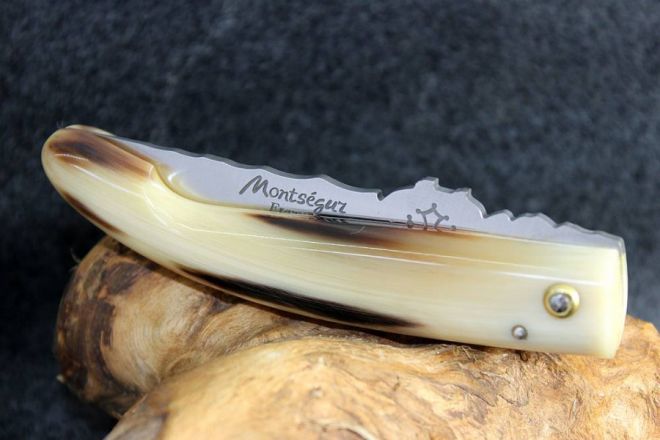 Couteau cathare Montségur profil croix Occitane corne jaspée blonde 12c27