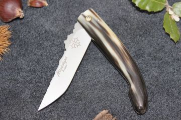 Couteau cathare Montségur profil croix Occitane corne jaspée brune 12c27