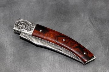 Couteau pliant Le Paratge loupe de bois de fer d\'Arizona damas gravure Fabre (MOF)