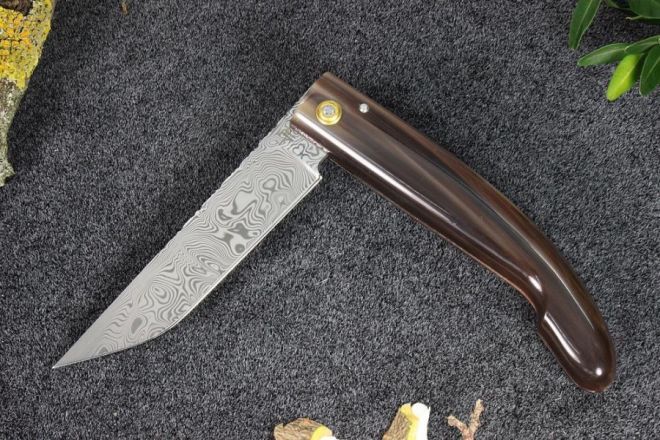 Couteau custom Montségur Prestige damas inox corne jaspée brune