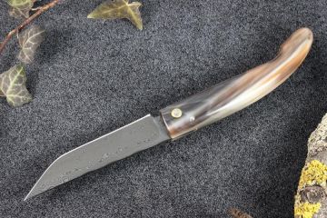 Couteau damas carbone Montségur Prestige corne jaspée brune