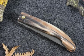 Couteau damas carbone Montségur Prestige corne jaspée brune
