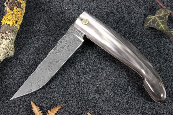 Couteau custom Montségur Prestige damas inox corne jaspée grise