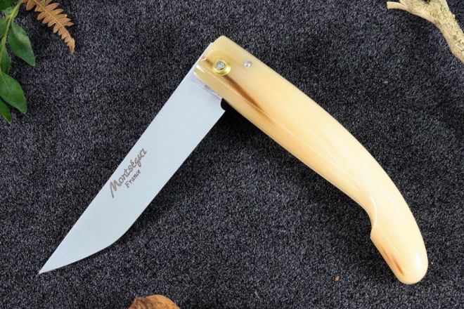 Couteau de poche régional Montségur rustique corne blonde acier 12c27