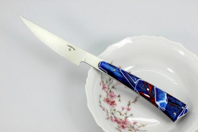 Couteau L\'As de table acier Alenox18cr acrylique bleu filets rouges et blancs