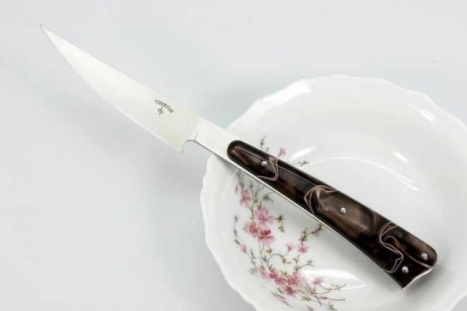 Couteau L\'As de table acier Alenox18cr acrylique marron filets blancs