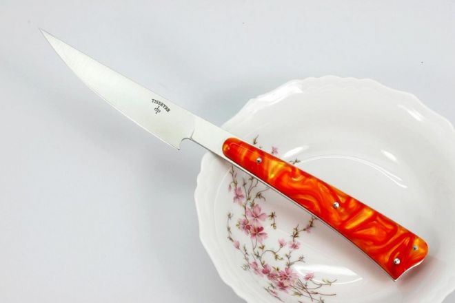 Couteau L\'As de table acier Alenox18cr acrylique orange filets rouges