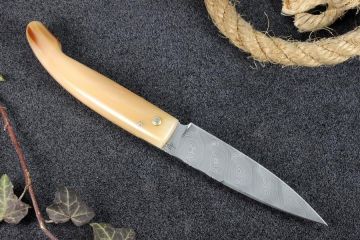 Couteau le Berger capucin ariégeois damas inox twist corne blonde