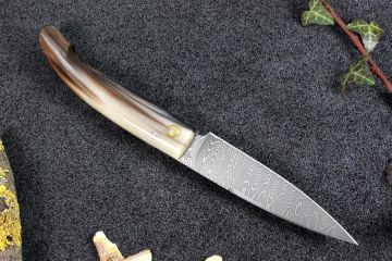 Couteau Le Berger lame damas carbone manche corne jaspée
