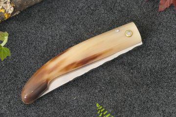 Couteau custom Montségur Prestige damas inox corne jaspée claire