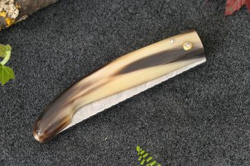 Couteau custom Montségur Prestige damas inox corne jaspée noire
