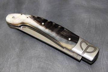 Couteau artisanal personnalisé gravure laser sur modèle Baroudeur