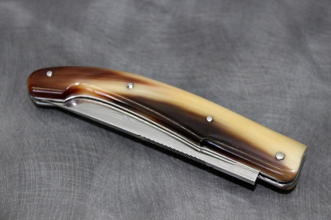Couteau pliant Baroudeur 11cm corne jaspée acier damas inox