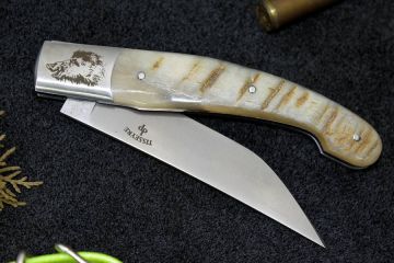Couteau pliant Baroudeur gravure sanglier acier RWL34 bélier blond