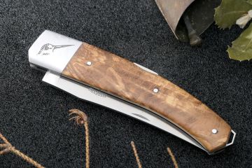 Couteau pliant à cran d\'arrêt gravure bécasse manche ronce de chêne