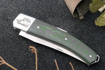 Couteau pliant à cran d\'arrêt gravure sanglier manche fibre de carbone kaki