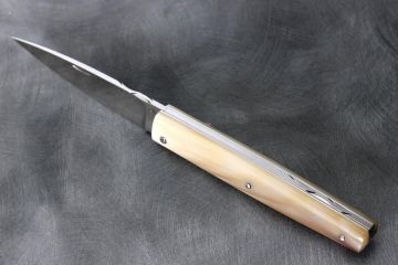 Couteau pliant Espadon manche corne jaspée acier damas inox VG10
