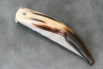 Couteau pliant Plantaurel corne jaspée lame acier damas inox
