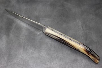 Couteau pliant design Laguiole corne jaspée acier damas inox