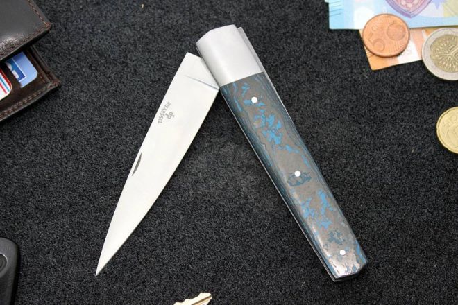 Couteau pliant Espadon lame 14c28n manche fibre de carbone bleu