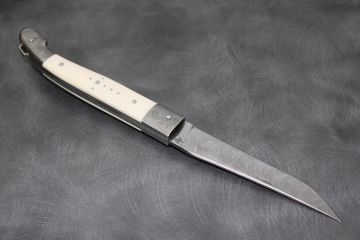 Couteau pliant design Laguiole ivoire lame et mitres en acier damas inox