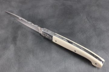 Couteau pliant Pyrène ivoire acier RWL34 gravure Marc Fabre MOF