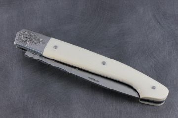 Couteau pliant Pyrène ivoire acier RWL34 gravure Marc Fabre MOF
