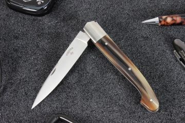 Couteau pliant Pyrène 11 cm lame 12c27 manche corne jaspée