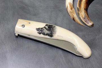Couteau pliant chasse avec scimshaw Sanglier sur ivoire phacochère