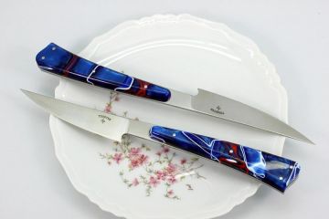 Couteaux "As de table" acrylique bleu filets rouges et blancs coffret de 2