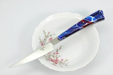 Couteaux \"As de table\" acrylique bleu filets rouges et blancs coffret de 2