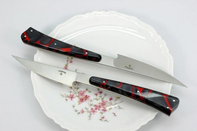 Couteaux \"As de table\" acrylique noir filets rouges coffret de 2