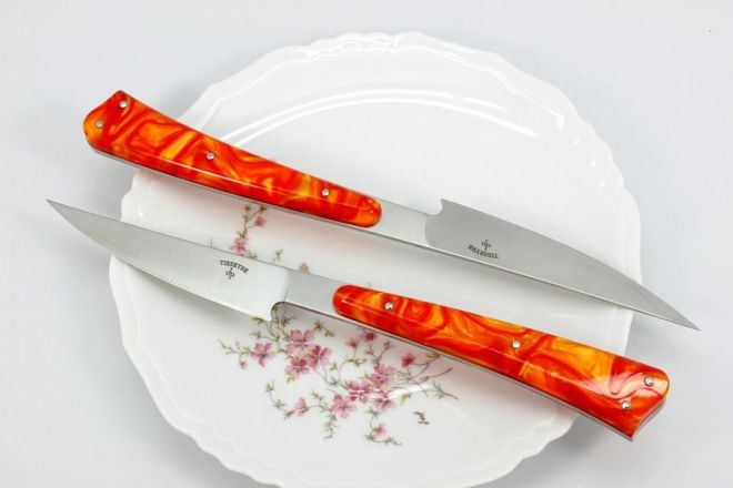 Couteaux \"As de table\" acrylique orange filets rouges coffret de 2