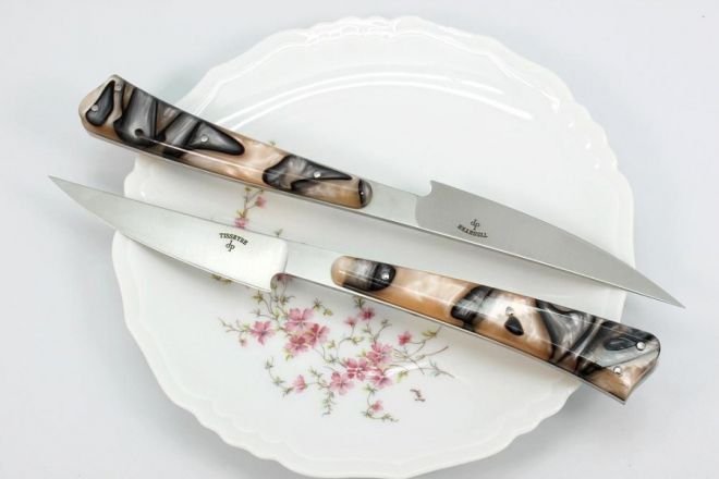 Couteaux \"As de table\" acrylique rose filets noirs coffret de 2