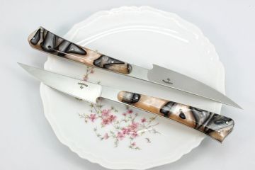 Couteaux "As de table" acrylique rose filets noirs coffret de 2