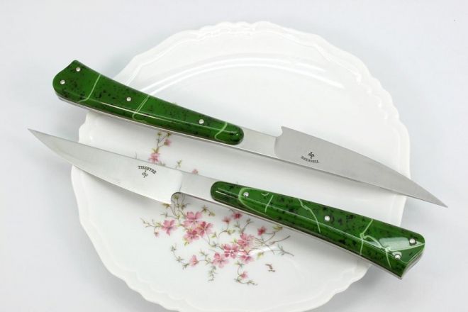 Couteaux \"As de table\" acrylique vert filets verts clairs coffret de 2