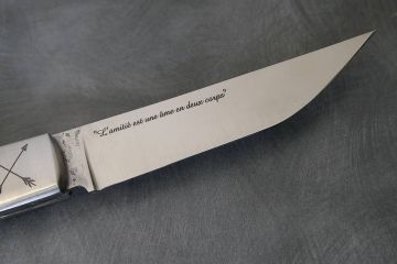 1 Marquage laser personnalisé sur couteau