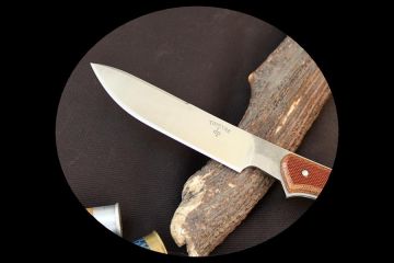 Couteau bushcraft artisanal acier mox27co manche micarta brown