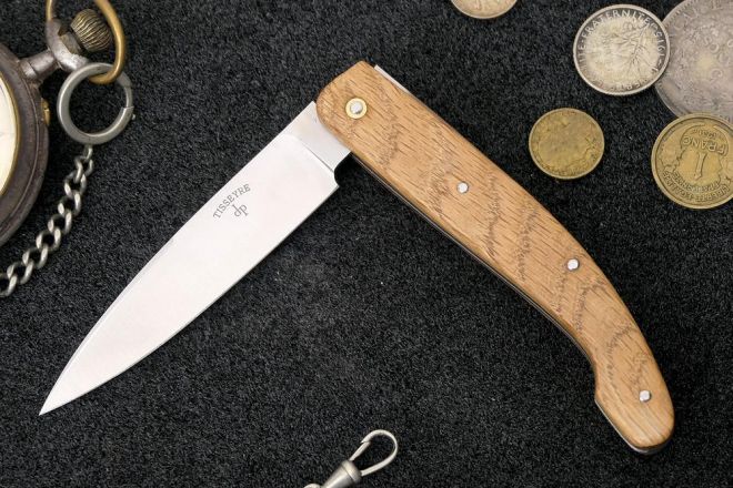 Couteau de poche artisanal Peyrecave acier carbone xc75 bois vieux chêne