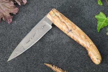 Couteau Le Berger lame damas carbone manche ronce hêtre stabilisé