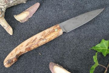 Couteau Le Berger lame damas carbone manche ronce hêtre stabilisé
